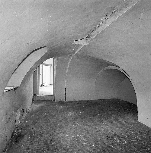 Cave voûtée aux murs enduits de blanc, propre et sèche