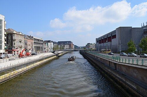 La Sambre canalisée et le quai de Brabant à Charleroi