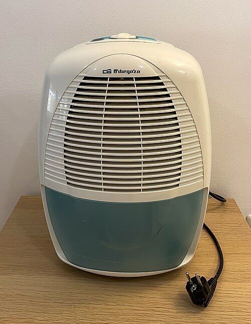 Déshumidificateur électrique posé dans une pièce