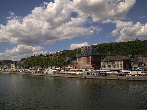 Quai de Meuse à Liège avec le musée Grand Curtis et les coteaux