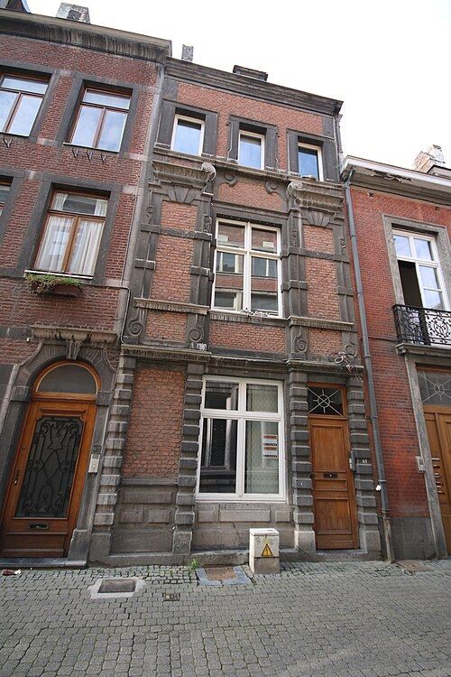 Façade de maison ancienne en briques et pierre rue du Collège à Namur