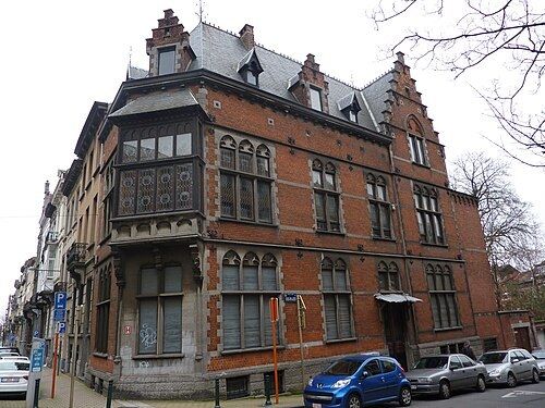Maison de maître en briques à l'angle de la rue de l'Est à Schaerbeek